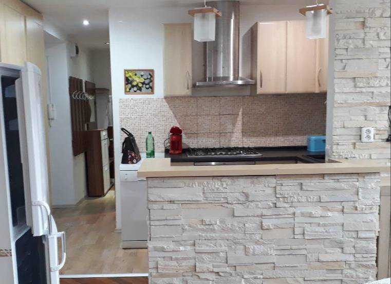 Na predaj tehlový 2,5 izbový byt s dvoma balkónmi - 2